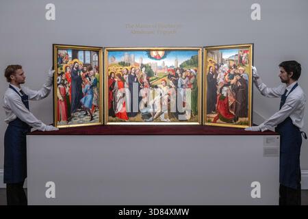 London, England, Großbritannien. November 2025. Kunstschaffende stehen neben Einem Triptychon mit den fünf Wundern Christi des Meisters des Sherborne Almshouse Triptychons, geschätzt auf 2.500.000 bis 3.500.000 GBP, während einer Vorschau in Sothebys in London am 28. November 2025. Das Werk wird am 3. Dezember im Verkauf von Gemälden der Alten Meister und des 19. Jahrhunderts angeboten. (Kreditbild: © Thomas Krych/ZUMA Press Wire) NUR REDAKTIONELLE VERWENDUNG! Nicht für kommerzielle ZWECKE! Stockfoto