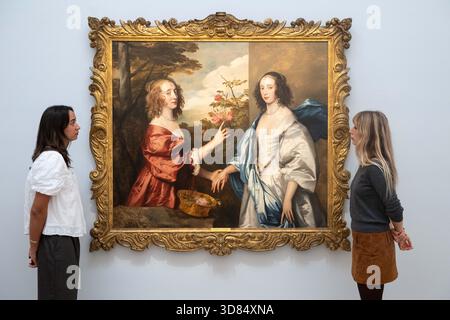 London, England, Großbritannien. November 2025. Mitarbeiter von Sothebys betrachten Sir Anthony van Dyck „The Cheeke Sisters“ (Doppelporträt von Essex, Countess of Manchester und Anne, Countess of Warwick and Clanricarde), geschätzt auf 400.000-600.000 GBP, während einer Vorschau in Sothebys in London am 28. November 2025. Das Werk wird am 3. Dezember im Verkauf von Gemälden der Alten Meister und des 19. Jahrhunderts angeboten und ist derzeit neben außergewöhnlichen Werken von Rubens, Brueghel dem Jüngeren, Frans Hals, Rembrandt und anderen im Rahmen der öffentlichen Ausstellungen der Alten Meister-Woche zu sehen. (Kreditbild: © Thoma Stockfoto