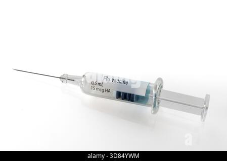 Grippeimpfstoff in spritzenfertiger Spritze, isoliert auf weiß, mit Schnittpfad enthalten Stockfoto