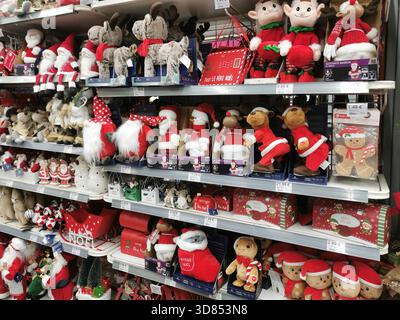 Verschiedene Merchandise im Weihnachtsgeschäft in den Regalen. Gefüllte Weihnachtsmannsfiguren, Rentiere und andere Plüschdekorationen füllen die Regale. Frankreich Stockfoto