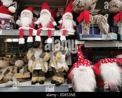 Verschiedene Merchandise im Weihnachtsgeschäft in den Regalen. Gefüllte Weihnachtsmannsfiguren, Rentiere und andere Plüschdekorationen füllen die Regale. Frankreich Stockfoto