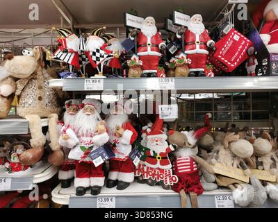 Verschiedene Merchandise im Weihnachtsgeschäft in den Regalen. Gefüllte Weihnachtsmannsfiguren, Rentiere und andere Plüschdekorationen füllen die Regale. Frankreich Stockfoto