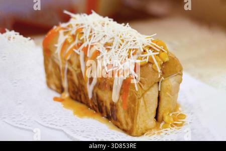 Frisch gegrilltes, leckeres Sandwich mit Belag und Füllung auf weißem Teller, frisch gebacken im Restaurant Stockfoto