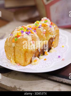 Frisch gegrilltes, leckeres Sandwich mit Belag und Füllung auf weißem Teller, frisch gebacken im Restaurant Stockfoto