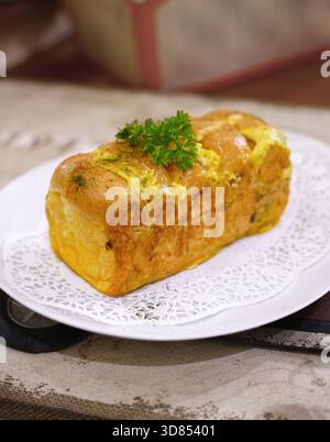 Frisch gegrilltes, leckeres Sandwich mit Belag und Füllung auf weißem Teller, frisch gebacken im Restaurant Stockfoto
