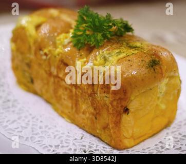 Frisch gegrilltes, leckeres Sandwich mit Belag und Füllung auf weißem Teller, frisch gebacken im Restaurant Stockfoto
