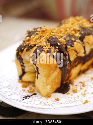 Frisch gegrilltes, leckeres Sandwich mit Belag und Füllung auf weißem Teller, frisch gebacken im Restaurant Stockfoto