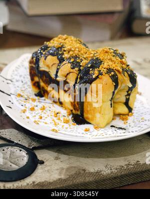 Frisch gegrilltes, leckeres Sandwich mit Belag und Füllung auf weißem Teller, frisch gebacken im Restaurant Stockfoto