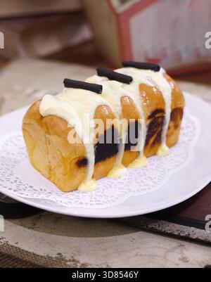 Frisch gegrilltes, leckeres Sandwich mit Belag und Füllung auf weißem Teller, frisch gebacken im Restaurant Stockfoto