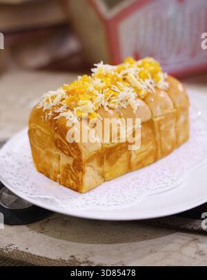 Frisch gegrilltes, leckeres Sandwich mit Belag und Füllung auf weißem Teller, frisch gebacken im Restaurant Stockfoto