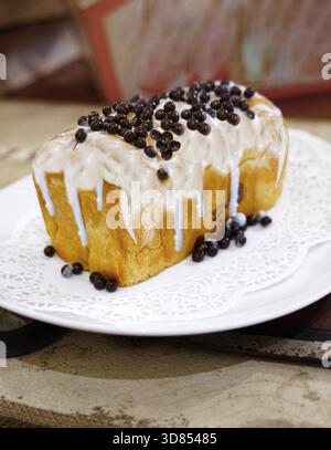 Frisch gegrilltes, leckeres Sandwich mit Belag und Füllung auf weißem Teller, frisch gebacken im Restaurant Stockfoto