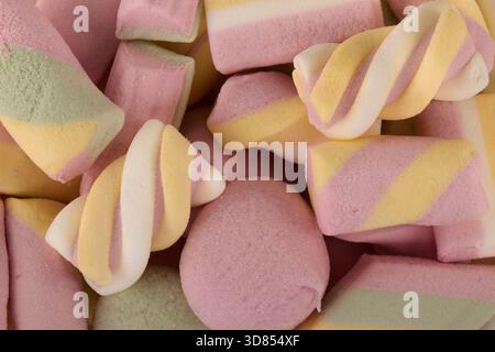 Bunte Marshmallow-Süßigkeiten in flacher Lage in Nahaufnahme angeordnet Stockfoto