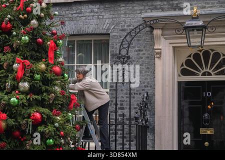 London Großbritannien. Am 28. November 2025 ist der Weihnachtsbaum an der Tür der 10 Downing Street verziert Stockfoto