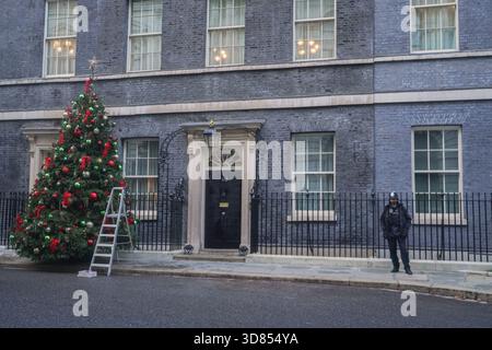 London Großbritannien. Am 28. November 2025 ist der Weihnachtsbaum an der Tür der 10 Downing Street verziert Stockfoto