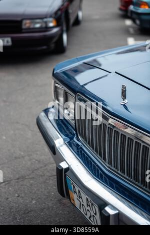Nahaufnahme des dunkelblauen Mercury Grand Marquis. Vorderteil eines amerikanischen Oldtimers aus den 1980er Jahren mit verchromtem Kühlergrill, quadratischen Scheinwerfern und verchromtem Stoßfänger. Stockfoto