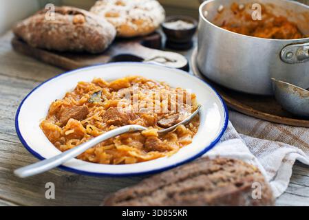 Szegedin Goulash mit Kohl und Fleisch. Traditioneller slowenischer Kohl-Eintopf mit Rindfleisch- und Schweinegulasch Stockfoto