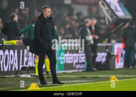 ROTTERDAM, NIEDERLANDE - 27. NOVEMBER: Feyenoord-Cheftrainer Robin Van Persie sieht vor dem Spiel der UEFA Europa League 2025/26 League Phase MD5 zwischen Feyenoord und Celtic FC am 27. November 2025 in de Kuip in Rotterdam, Niederlande. (Foto: Rene Nijhuis) Stockfoto