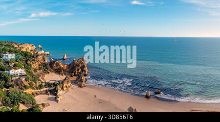 Luftpanorama vom berühmten Strand Praia Tres Irmaos in Portugal Stockfoto