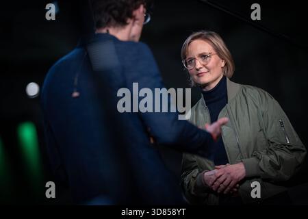 Franziska Brantner, Bundesvorsitzende, gibt ein TV-Interview am Rande des ParteitagsBündnis 90 / die Grünen Bundesparteitag 51. Bundesdelegiertenkonferenz in Hannover, Hannover Niedersachsen Deutschland Messe, Halle 7 *** Franziska Brantner, Bundesvorsitzende, gibt ein TV-Interview am Rande des Bündnisses 90 die Grünen Bundesparteikonferenz 51 Bundesdelegiertenkonferenz in Hannover, Hannover Niedersachsen Deutschland Messe, Halle 7 Stockfoto