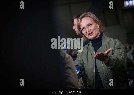 Franziska Brantner, Bundesvorsitzende, gibt ein TV-Interview am Rande des Parteitags, im Hintergrunfd Felix Banaszak, BundesvorsitzenderBündnis 90 / die Grünen Bundesparteitag 51. Bundesdelegiertenkonferenz in Hannover, Hannover Niedersachsen Deutschland Messe, Halle 7 *** Franziska Brantner, Bundesvorsitzende, gibt ein TV-Interview am Rande der Parteikonferenz, im Hintergrund Felix Banaszak, Bundesvorsitzender Bündnis 90 die Grünen Bundesparteikonferenz 51 Bundesdelegiertenkonferenz in Hannover, Hannover Niedersachsen Deutschland Messe, Halle 7 Stockfoto