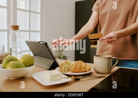 Junge Erwachsene weiße Frau mit Tablet-Computer für Online-Shopping zu Hause Stockfoto