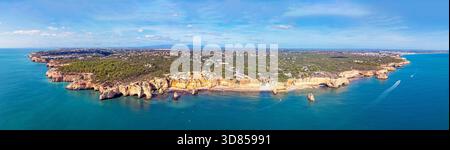 Luftpanorama vom berühmten Strand Praia da Marinha in Portugal Stockfoto