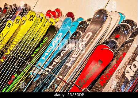 Wintersport - Ausrüstung im Sportladen. Die Ski stehen in grosser Auswahl bereit. REIT im Winkl Bayern Deutschland *** Wintersportausrüstung im Sportgeschäft ist Eine große Auswahl an Skiern erhältlich Reit im Winkl Bayern Deutschland Copyright: XRolfxPossx Stockfoto