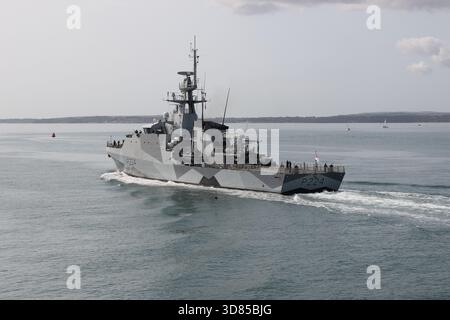Das Offshore-Patrouillenschiff HMS TRENT (P224) der Royal Navy Batch 2 River ist auf der Solent unterwegs Stockfoto