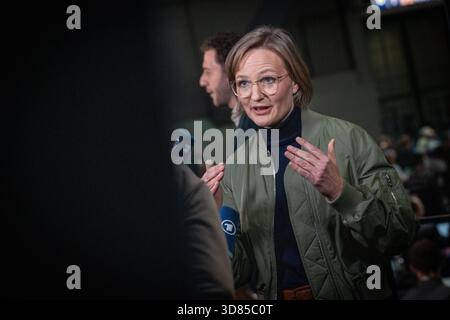 Franziska Brantner, Bundesvorsitzende, gibt ein TV-Interview am Rande der Parteikonferenz, im Hintergrund Felix Banaszak, Bundesvorsitzender Stockfoto