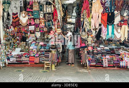 Aguas Calientes, Peru - 18. März 2025: Traditionelle Kleidung und Souvenirläden auf dem Markt ( Mercado Artesanal) in der Nähe des Bahnhofs Machu Picchu Stockfoto