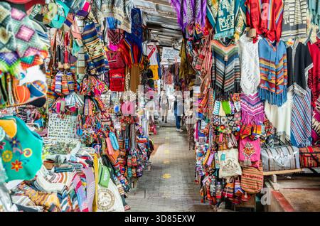 Aguas Calientes, Peru - 18. März 2025: Traditionelle Kleidung und Souvenirläden auf dem Markt ( Mercado Artesanal) in der Nähe des Bahnhofs Machu Picchu Stockfoto