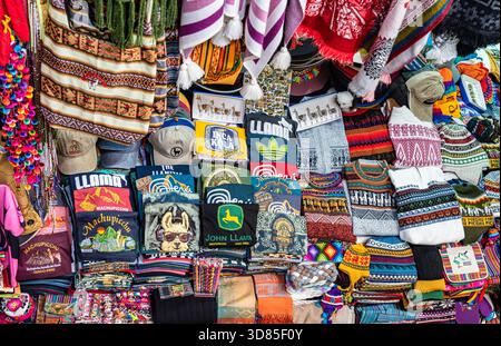 Aguas Calientes, Peru - 18. März 2025: Traditionelle Kleidung und Souvenirläden auf dem Markt ( Mercado Artesanal) in der Nähe des Bahnhofs Machu Picchu Stockfoto