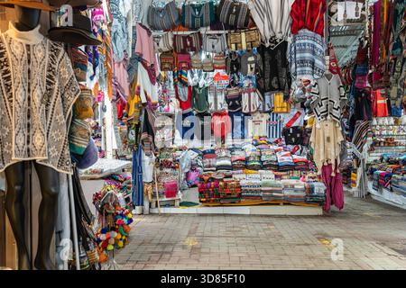 Aguas Calientes, Peru - 18. März 2025: Traditionelle Kleidung und Souvenirläden auf dem Markt ( Mercado Artesanal) in der Nähe des Bahnhofs Machu Picchu Stockfoto