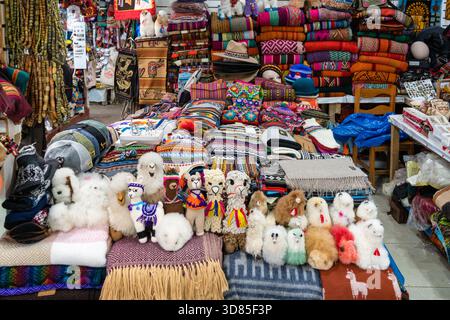 Aguas Calientes, Peru - 18. März 2025: Traditionelle Kleidung und Souvenirläden auf dem Markt ( Mercado Artesanal) in der Nähe des Bahnhofs Machu Picchu Stockfoto