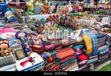 Aguas Calientes, Peru - 18. März 2025: Traditionelle Kleidung und Souvenirläden auf dem Markt ( Mercado Artesanal) in der Nähe des Bahnhofs Machu Picchu Stockfoto