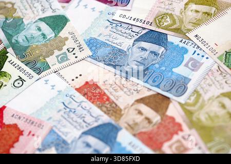 Pakistanische Rupien Banknoten. Die aktuellen pakistanischen Geldrechnungen liegen in großer Höhe auf dem Tisch. Das Konzept des Geschäfts und der Investitionen in Pakistan Stockfoto