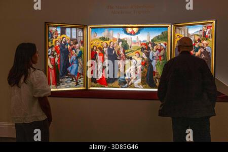 London, Großbritannien. November 2025. Ein Triptychon mit den fünf Wundern Christi, des Meisters der Sherborne Almshouse Triptychon, schätzt £2.500.000 - 3.500.000 GBP Highlights aus seinem zweitwertvollen Old Masters Sale in 13 Seasons in Sothebys, London. Darunter auch Gemälde aus dem 19. Jahrhundert. Der Verkauf findet am 3. Dezember statt. Credit: Mark Thomas/Alamy Live News Stockfoto