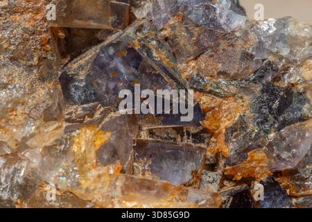 Diese Szene zeigt ein großes Gesteinsfragment mit Quarz- und Fluoritkristallen. Reflexionen und Farben von Mineralien erregen Aufmerksamkeit in der Natur Stockfoto