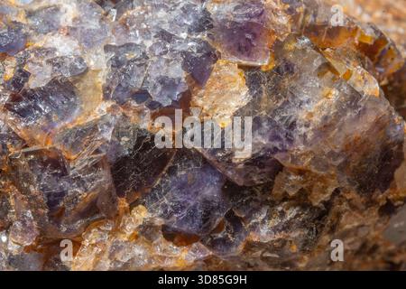 Diese Szene zeigt ein großes Gesteinsfragment mit Quarz- und Fluoritkristallen. Reflexionen und Farben von Mineralien erregen Aufmerksamkeit in der Natur Stockfoto