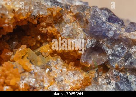 Diese Szene zeigt ein großes Gesteinsfragment mit Quarz- und Fluoritkristallen. Reflexionen und Farben von Mineralien erregen Aufmerksamkeit in der Natur Stockfoto