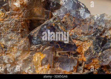 Diese Szene zeigt ein großes Gesteinsfragment mit Quarz- und Fluoritkristallen. Reflexionen und Farben von Mineralien erregen Aufmerksamkeit in der Natur Stockfoto