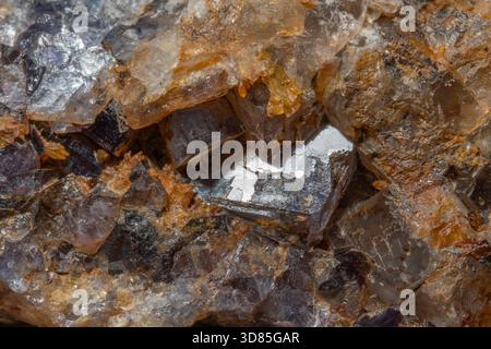 Diese Szene zeigt ein großes Gesteinsfragment mit Quarz- und Fluoritkristallen. Reflexionen und Farben von Mineralien erregen Aufmerksamkeit in der Natur Stockfoto
