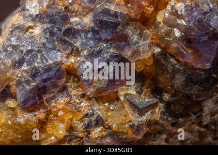 Diese Szene zeigt ein großes Gesteinsfragment mit Quarz- und Fluoritkristallen. Reflexionen und Farben von Mineralien erregen Aufmerksamkeit in der Natur Stockfoto