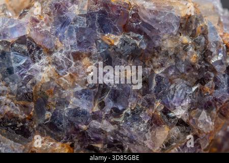 Diese Szene zeigt ein großes Gesteinsfragment mit Quarz- und Fluoritkristallen. Reflexionen und Farben von Mineralien erregen Aufmerksamkeit in der Natur Stockfoto