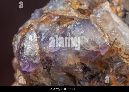 Diese Szene zeigt ein großes Gesteinsfragment mit Quarz- und Fluoritkristallen. Reflexionen und Farben von Mineralien erregen Aufmerksamkeit in der Natur Stockfoto