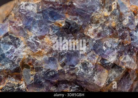 Diese Szene zeigt ein großes Gesteinsfragment mit Quarz- und Fluoritkristallen. Reflexionen und Farben von Mineralien erregen Aufmerksamkeit in der Natur Stockfoto