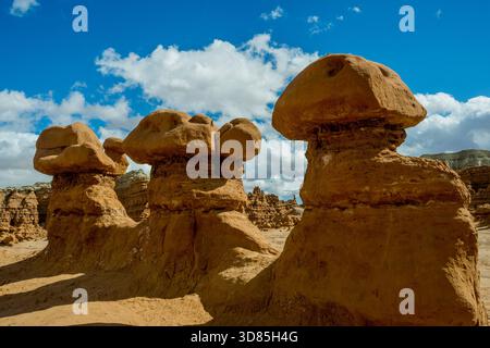 Pilzförmige Felsspitzen und Hoodoos aus Sandstein im Goblin Valley State Park, Utah, USA. Stockfoto
