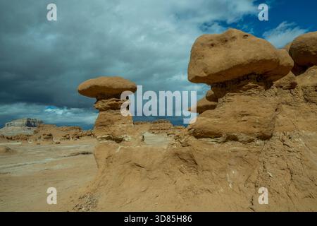 Pilzförmige Felsspitzen (Sandstein Hoodoos) im Goblin Valley State Park, Utah, USA. Stockfoto