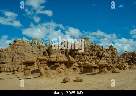 Pilzförmige Felsspitzen (Sandstein Hoodoos) im Goblin Valley State Park, Utah, USA. Stockfoto