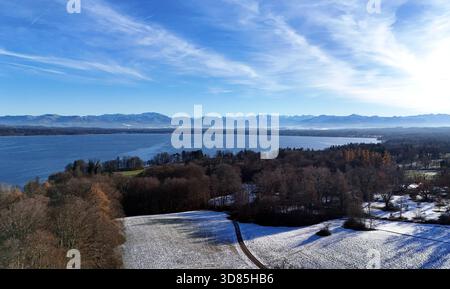 Ein Herbsttag, Wintertag im Bernried Landkreis Weilheim-Schongau. Hier der Blick vom Bernrieder Park auf schneebedeckte Felder, den Starnberger See und die verschneite Alpenkette am Horizont *** Herbsttag, Wintertag im Bernried-Bezirk Weilheim Schongau hier ist der Blick vom Bernrieder Park auf schneebedeckte Felder, den Starnberger See und die schneebedeckten Alpen am Horizont Stockfoto